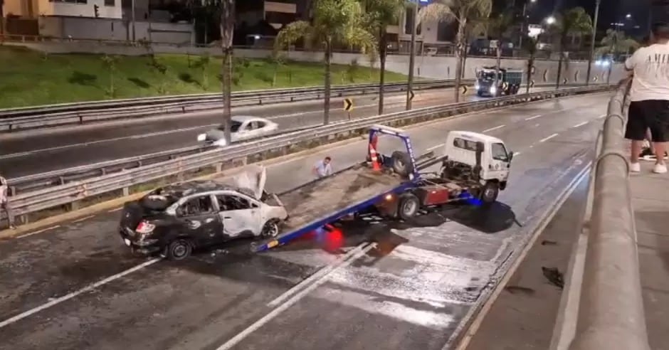 San Borja: pánico en la avenida Javier Prado tras incendiarse un auto en plena vía. Foto: RPP.