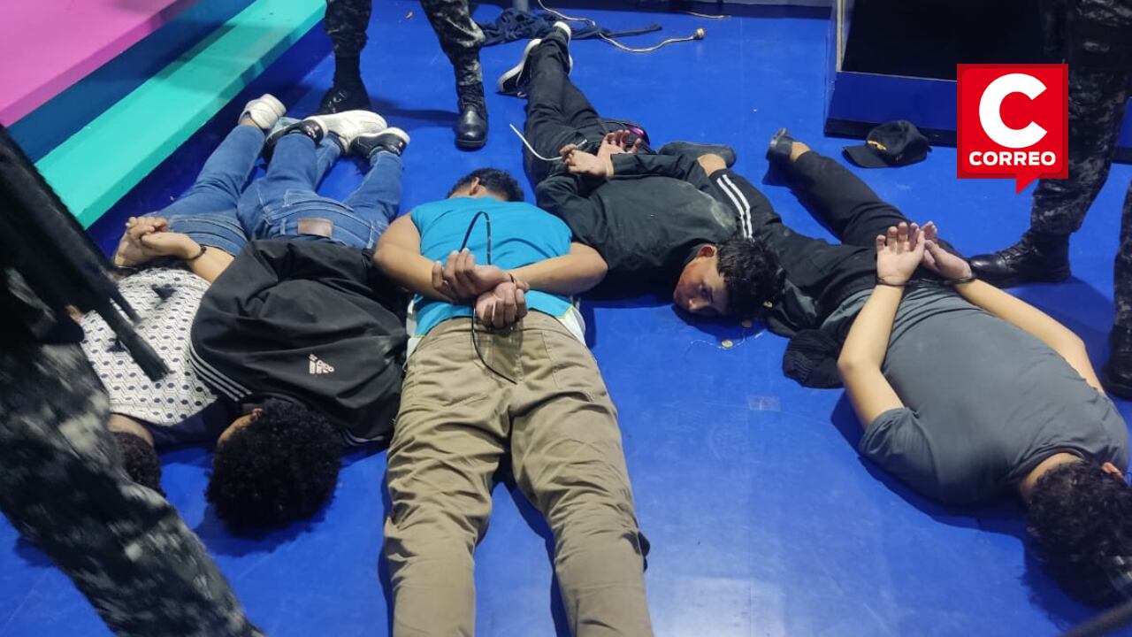 Policía de Ecuador detiene a varios sujetos e indicios vinculados al secuestro de canal de televisión.