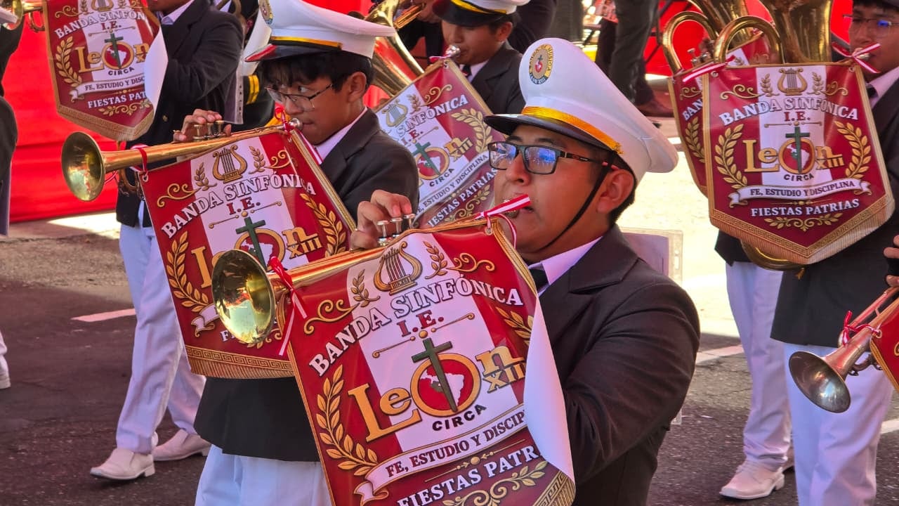 Colegio León XIII en el desfile cívico escolar en Cayma (Arequipa) por el 205 Aniversario de la Independencia del Perú. (Foto: Yunsu Pariapaza/@photo.gec)