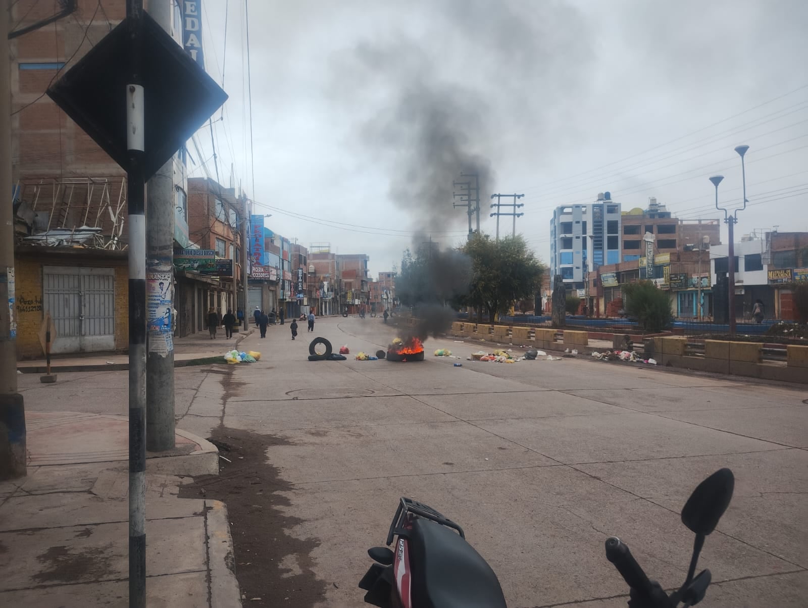 Bloqueos de vías y marchas se registraron en Juliaca y Puno durante el segundo día del paro de 48 horas. Empresas interprovinciales también se sumaron a la protesta.