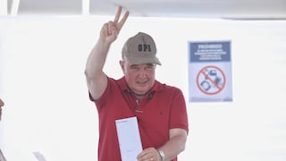 Rafael López Aliaga emite su voto en medio del respaldo de simpatizantes en San Isidro