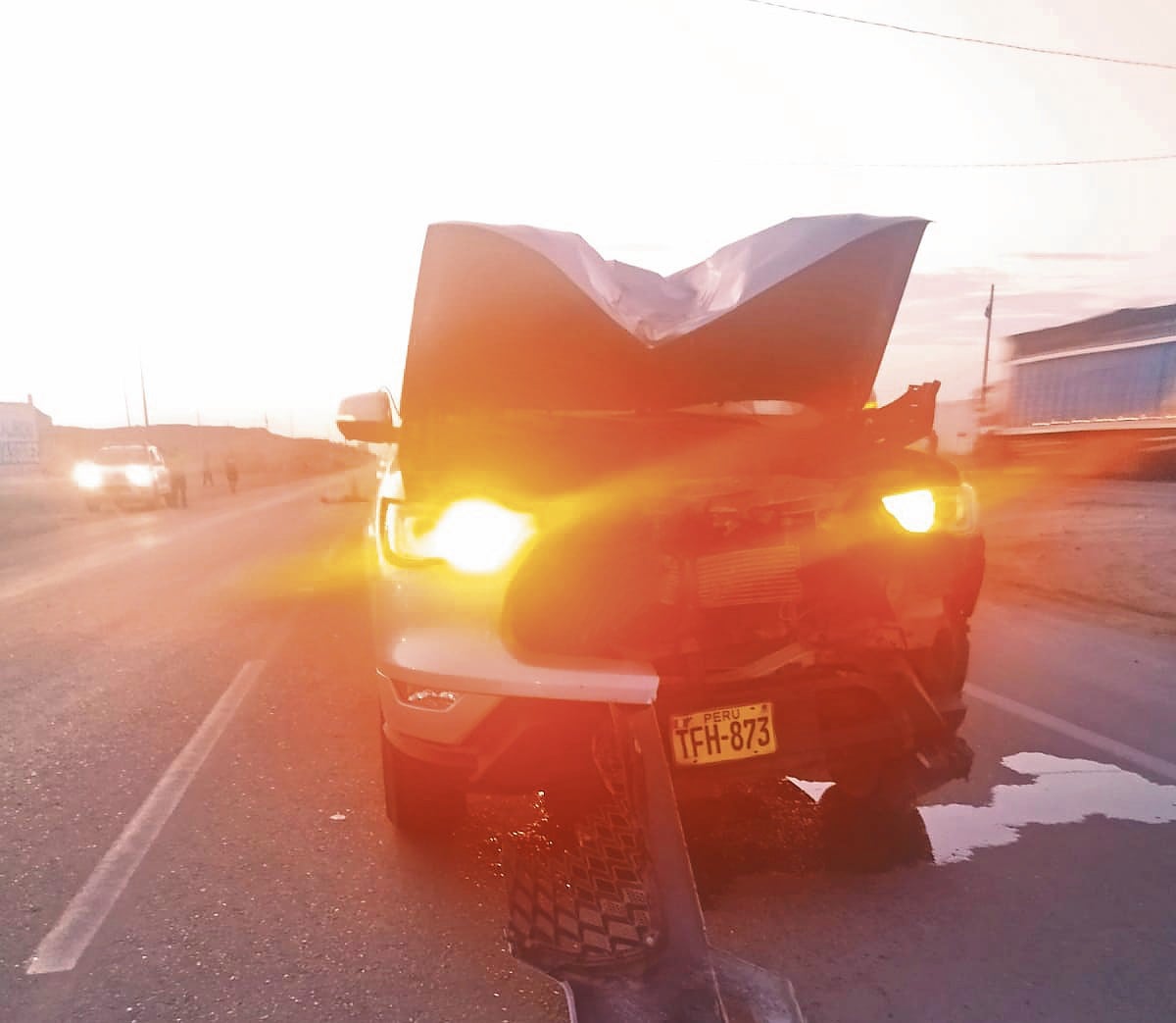 Producto del golpe la camioneta resultó dañada.