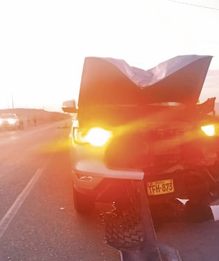 Producto del golpe la camioneta resultó dañada.