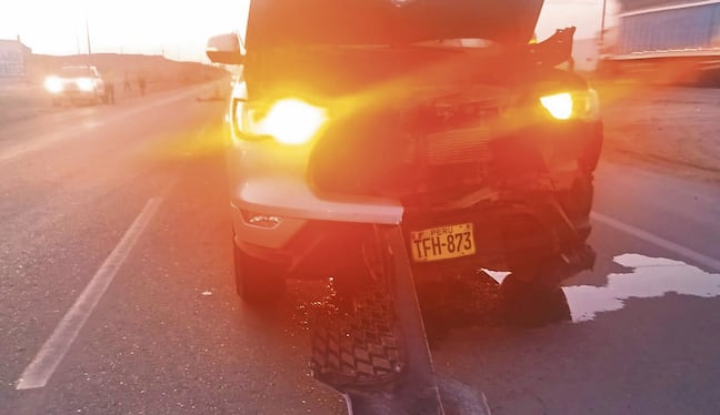 Producto del golpe la camioneta resultó dañada.