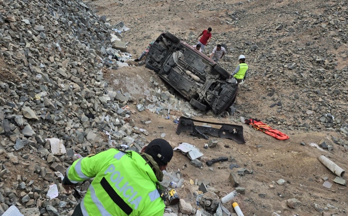 Policías de la comisaría de Cocachacra ayudaron a los heridos. (Foto: Difusión)