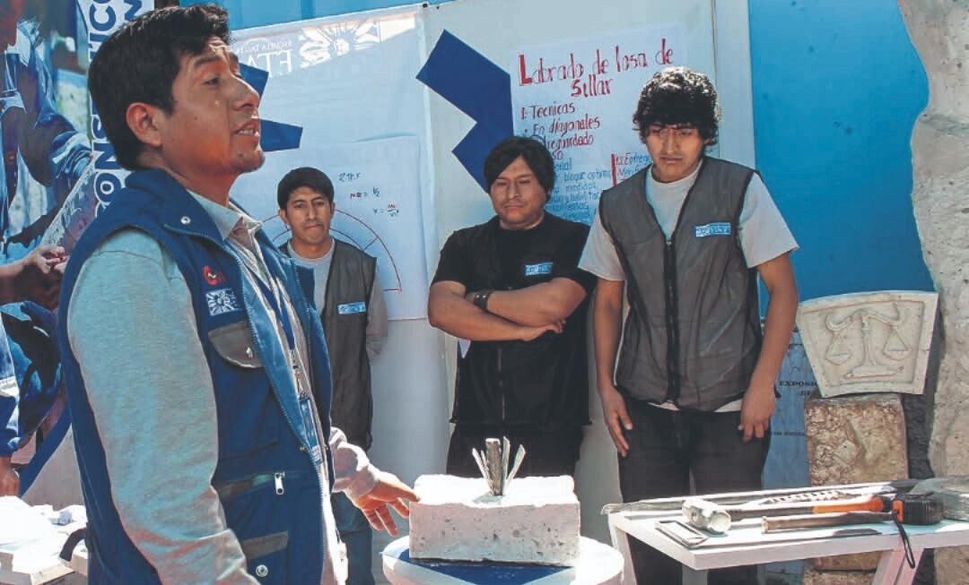 Jóvenes escuchan atentamente las enseñanzas en Escuela Taller Arequipa. Foto: GEC.