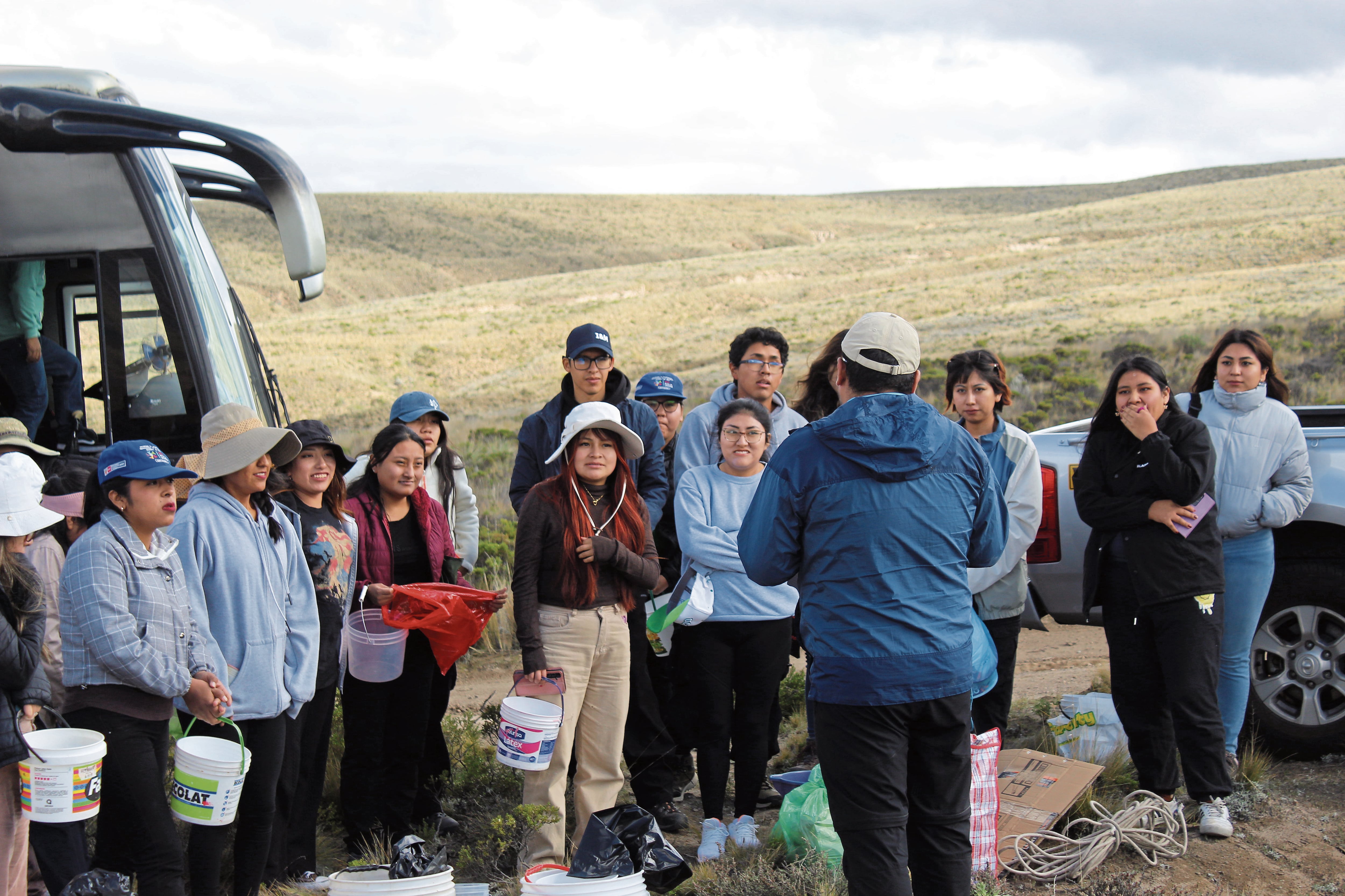Voluntarios y entidades se unen para evitar que los queñuales se sequen en Arequipa. Foto: GEC.