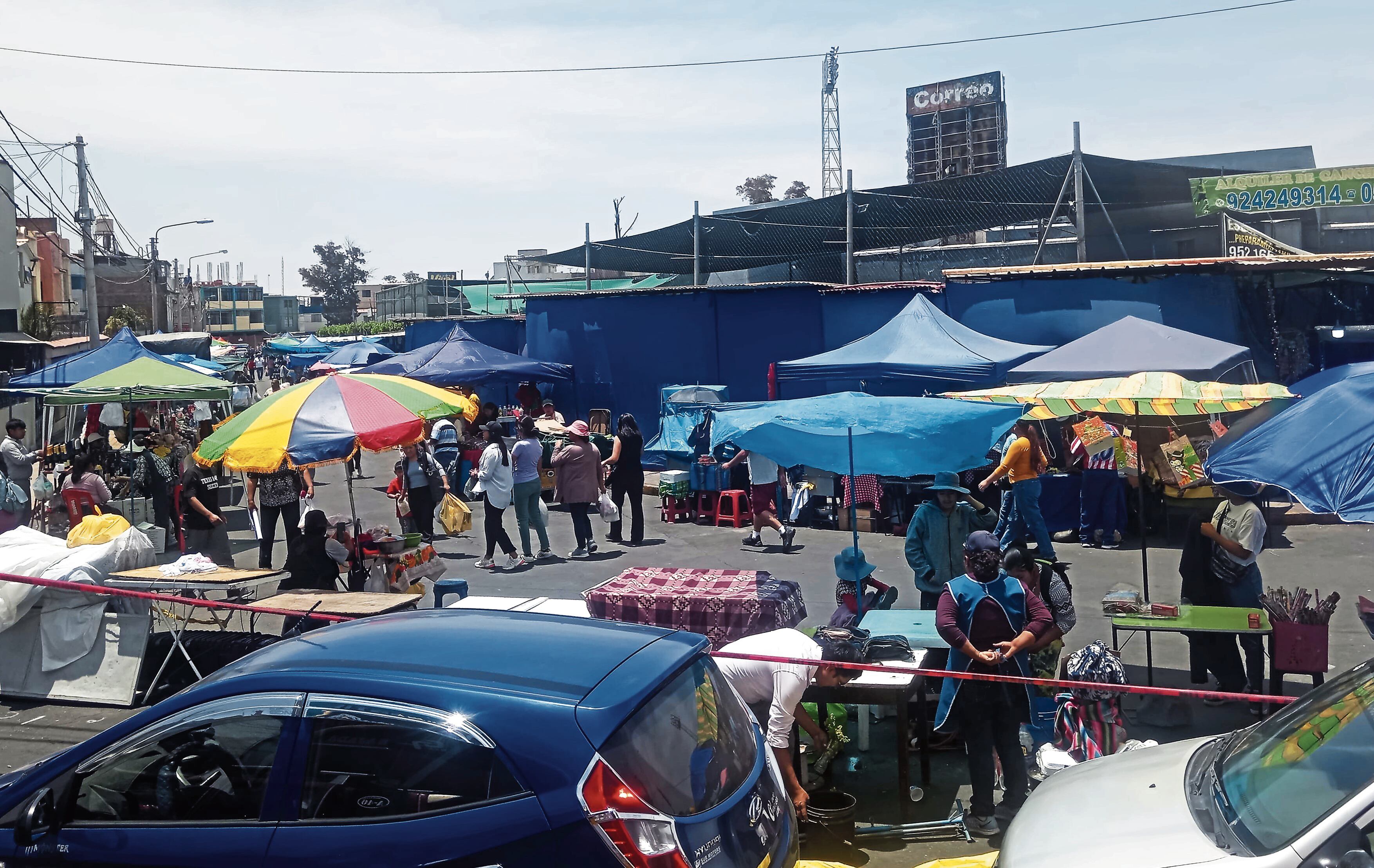 Ambulantes cerca al estadio Melgar. Foto: GEC.