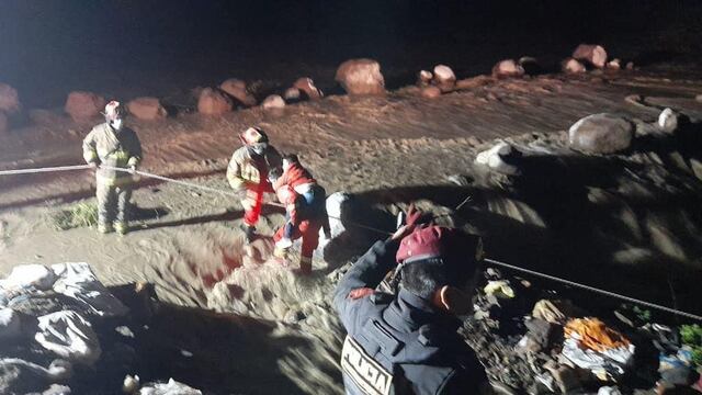 Policía rescata a seis personas atrapadas en un taxi en el río Socabaya, en Arequipa