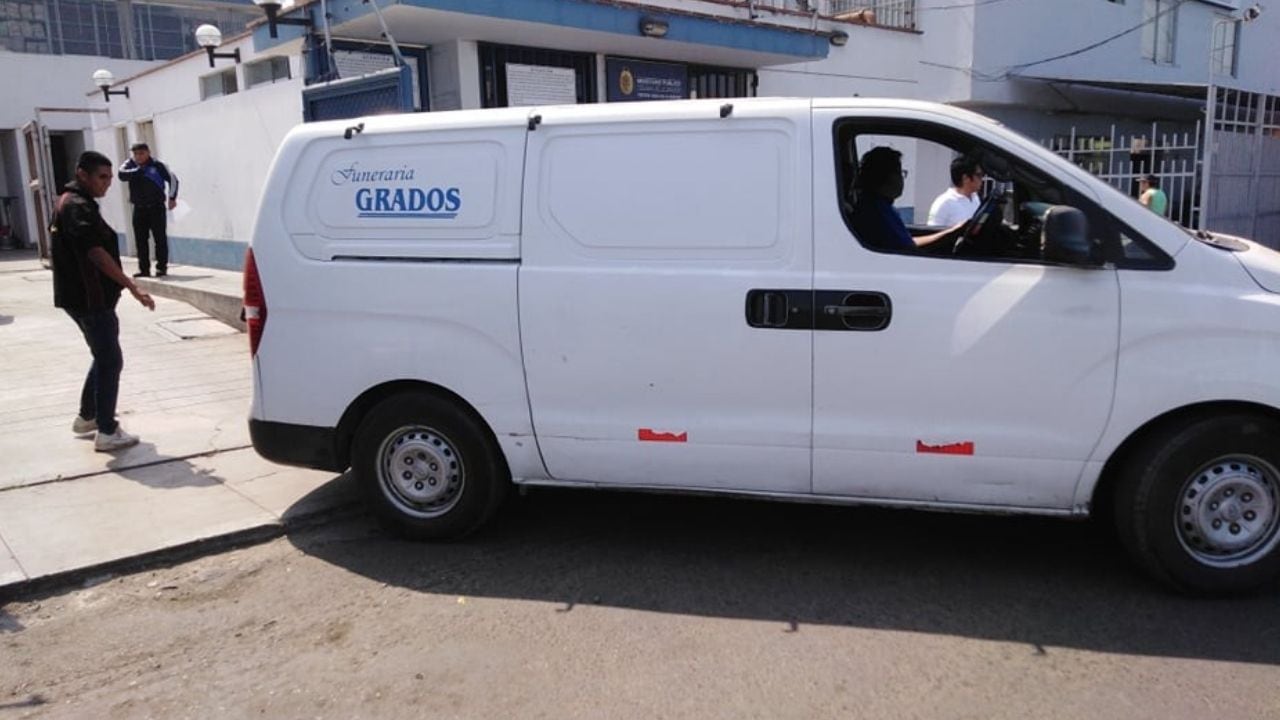 De acuerdo a la información preliminar el cadáver presenta cortes en diferentes partes, presuntamente, causados por un objeto punzocortante.