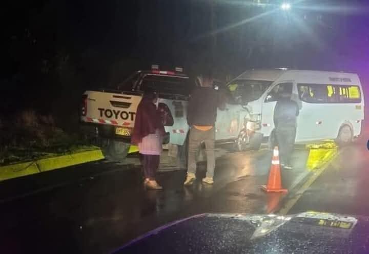 Presuntamente la imprudencia de uno de los conductores que invadió el carril contrario fue lo que provocó el accidente.