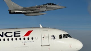 Papa León XIV en Francia: pontífice viaja en cabina de un Airbus A320 escoltado por un caza Rafale