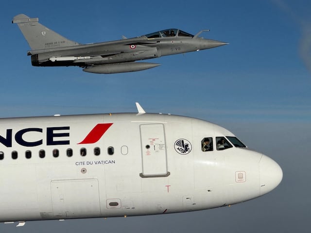 This handout photograph taken on September 28, 2026 and released by France's Armee de l'Air et de l'Espace shows Pope Leo XIV in the cockpit of an Airbus A320 aircraft, flanked by a French Armee de l'Air Rafale fighter jet en route to the Metz�Nancy�Lorraine Airport in Metz, northeastern France, on the last day of th Pope visit to France. Pope Leo XIV spent about 30 minutes in the cockpit of the aircraft that flew him from Lourdes to Metz on September 28, Air France told AFP. (Photo by Handout / Armee de l'Air et de l'Espace francaise / AFP) / RESTRICTED TO EDITORIAL USE - MANDATORY CREDIT "AFP PHOTO / HO / Armee de l'Air et de l'Espace Francaise " - HANDOUT - NO MARKETING NO ADVERTISING CAMPAIGNS - DISTRIBUTED AS A SERVICE TO CLIENTS