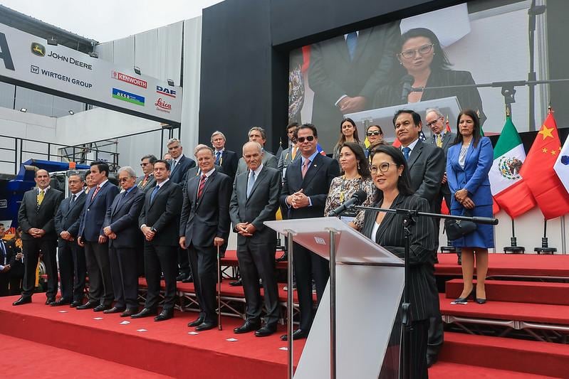 Presidenta Keiko Fujimori inauguró EXPOMINA PERÚ, afirmando que el Estado no puede ser una barrera burocrática para las inversiones por lo que anunció la conformación de una mesa de trabajo entre el Ministerio de Energía y Minas y el Ministerio del Ambiente. FOTO: Difusión