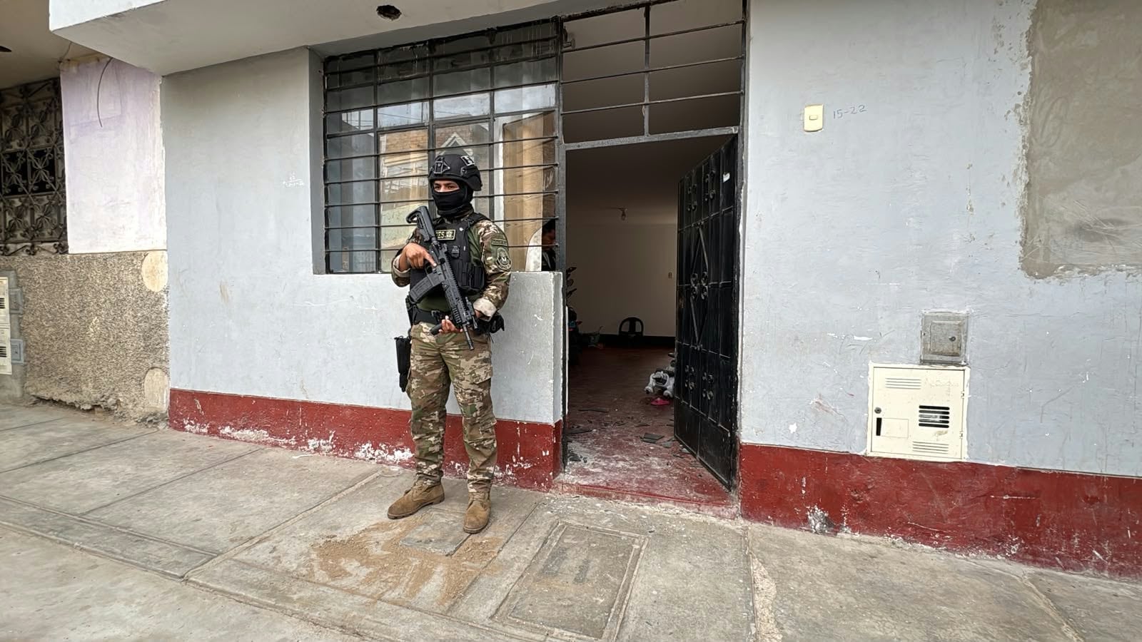 Al menos doce personas fueron intervenidas por sus vínculos con la organización delictiva que se dedicaba a la extracción ilegal de minerales, tenencia de explosivos y armas de fuego. Se allanaron varias viviendas en distintos puntos de la región,