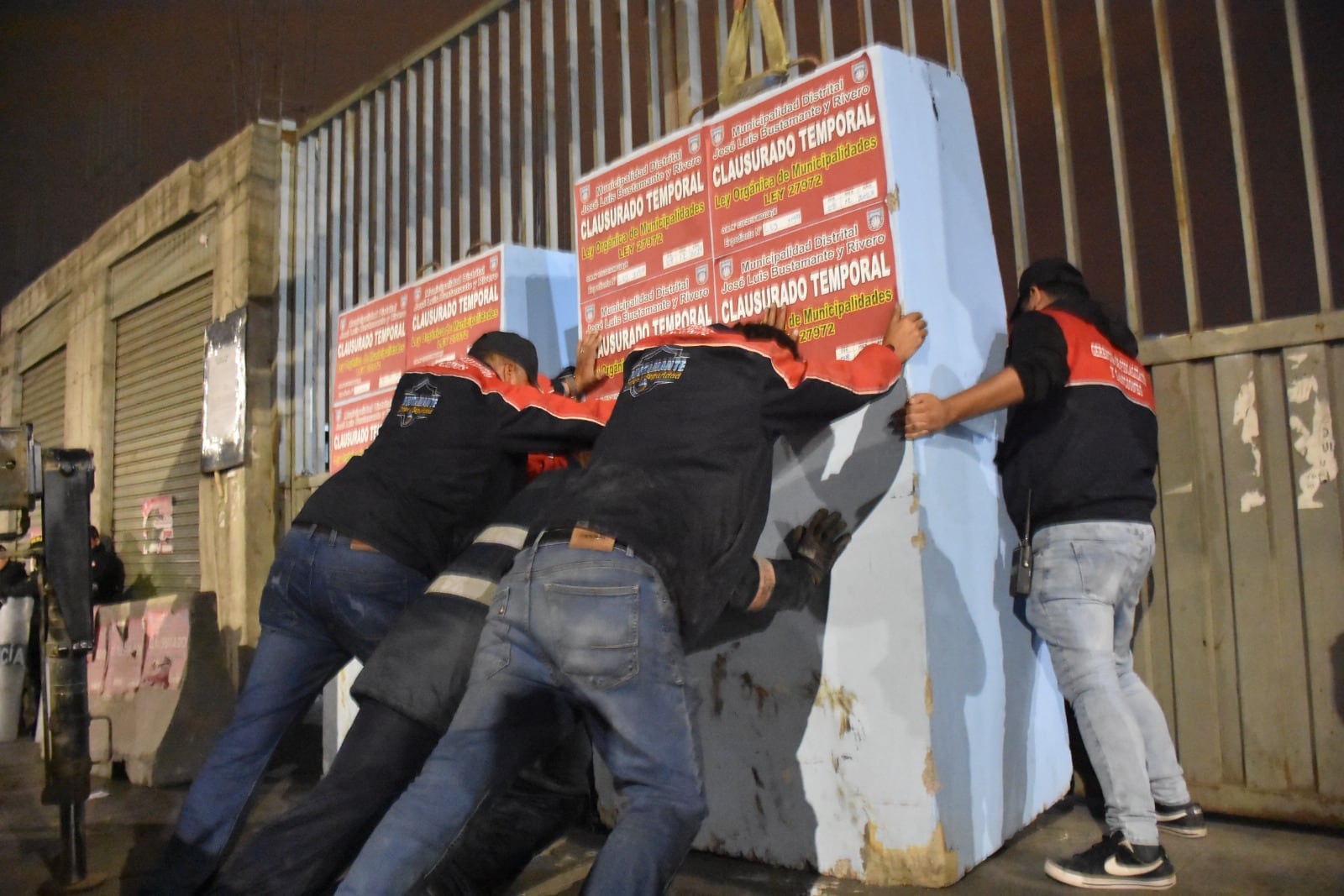 Colocaron bloques de cemento en puertas de ingreso (Foto: Difusión)