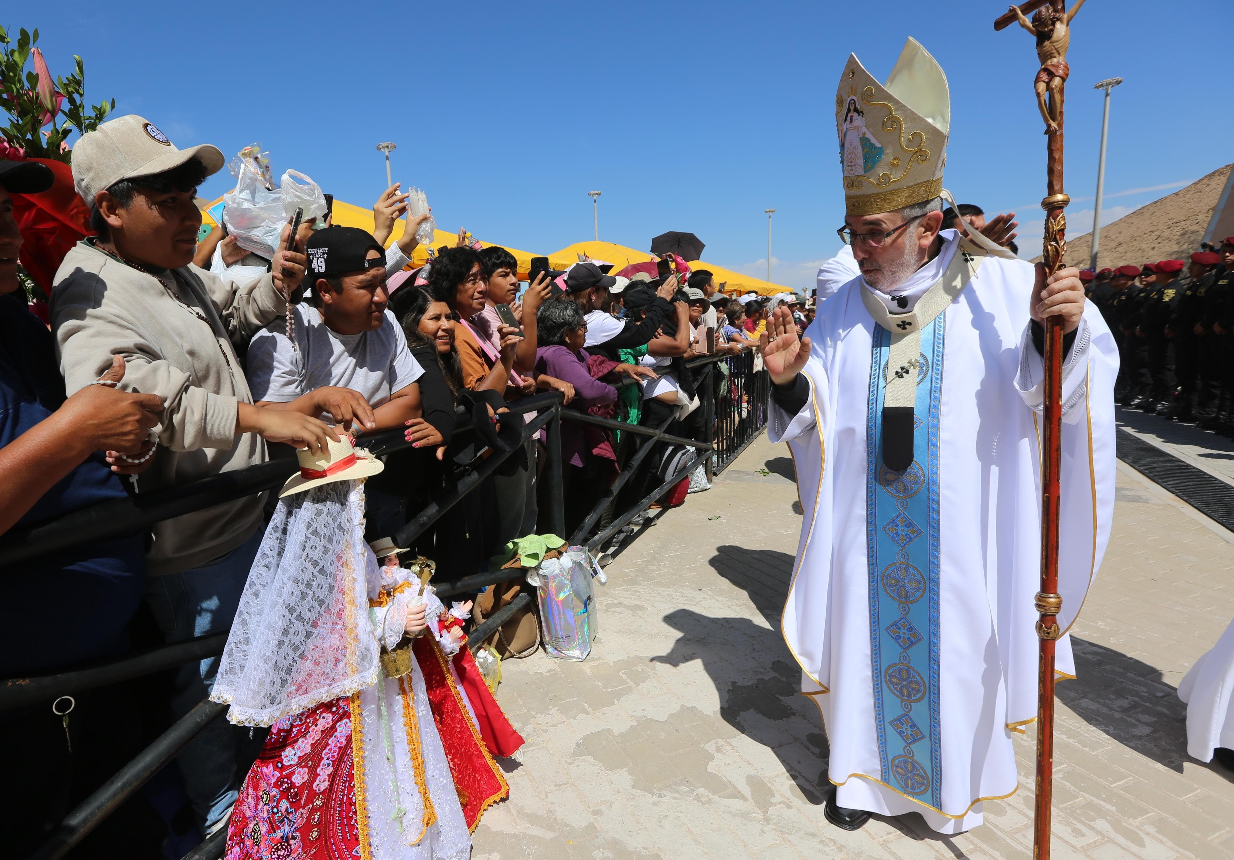 Monseñor Javier Del Río Alba bendijo la imagen de considerable tamaño (Foto: Leonardo Cuito)