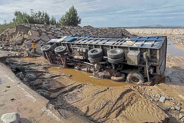 Pesados camiones no pudieron soportar la fuerza de las aguas.