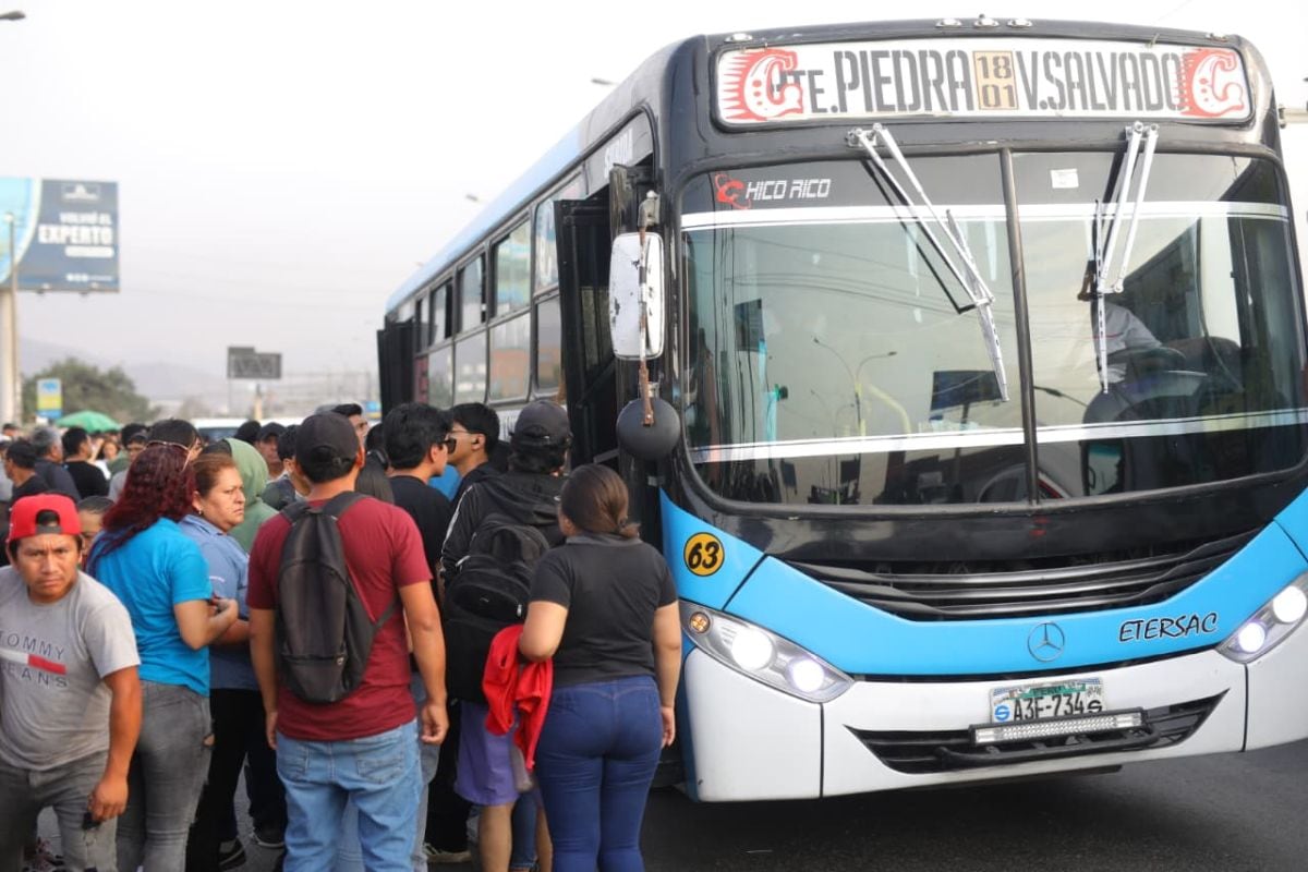 El gremio asegura que el 100% de las empresas formales de transporte regular participará en la medida de fuerza. No descartan movilizaciones hacia Palacio de Gobierno si el Ejecutivo no oficializa el subsidio comprometido. (Foto de archivo: Antonio Melgarejo/ @photo.gec)