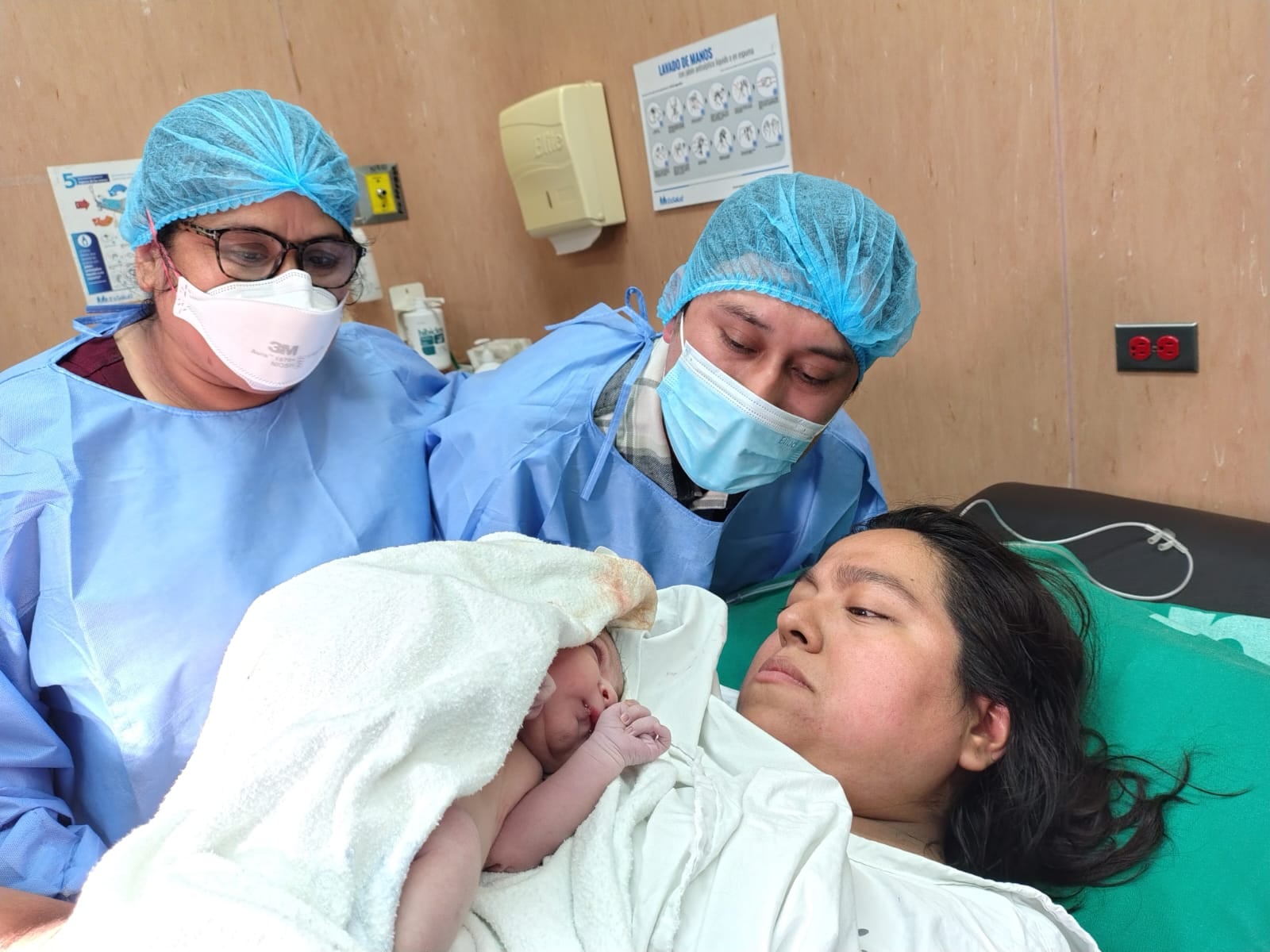 Primer bebé de Navidad 2025: pequeña Alaia nació en Hospital Negreiros durante la Nochebuena. Foto: EsSalud.