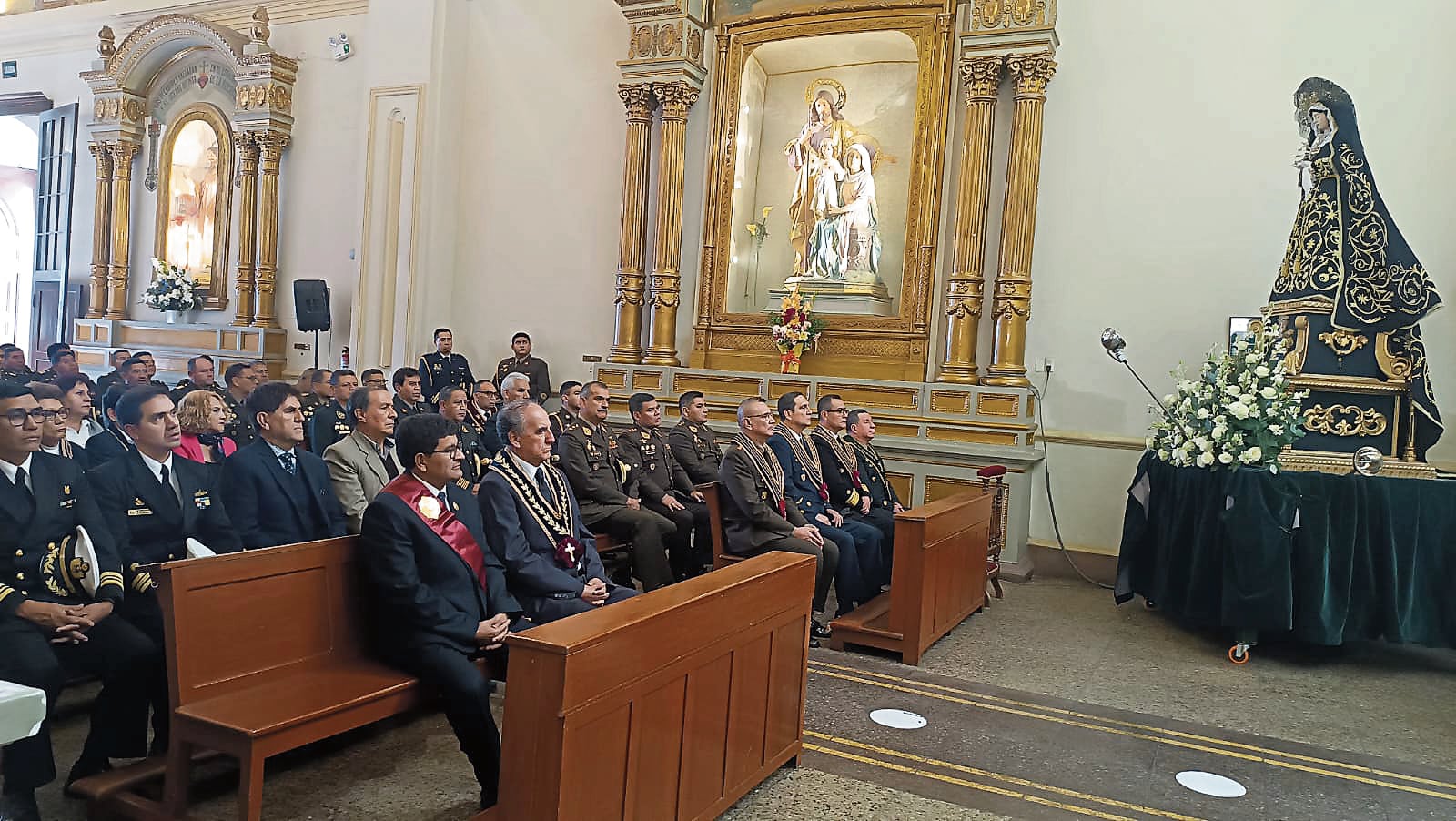 Autoridades como el gobernador Rohel Sánchez asisten a misa del Cristo de la Caridad. (Foto: Arzobispado)