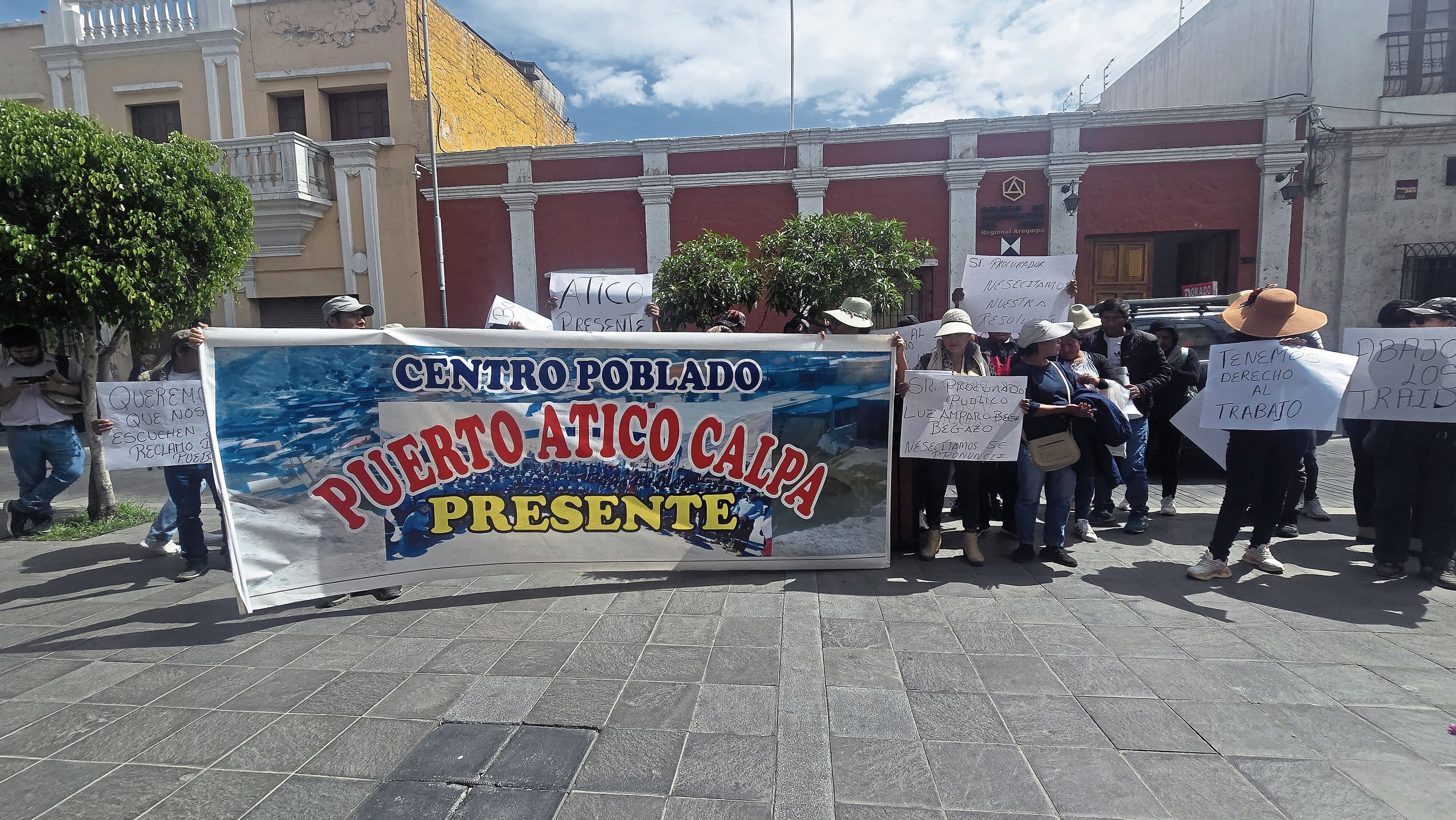 Protestaron frente al Consejo Regional de Arequipa. Foto: GEC.