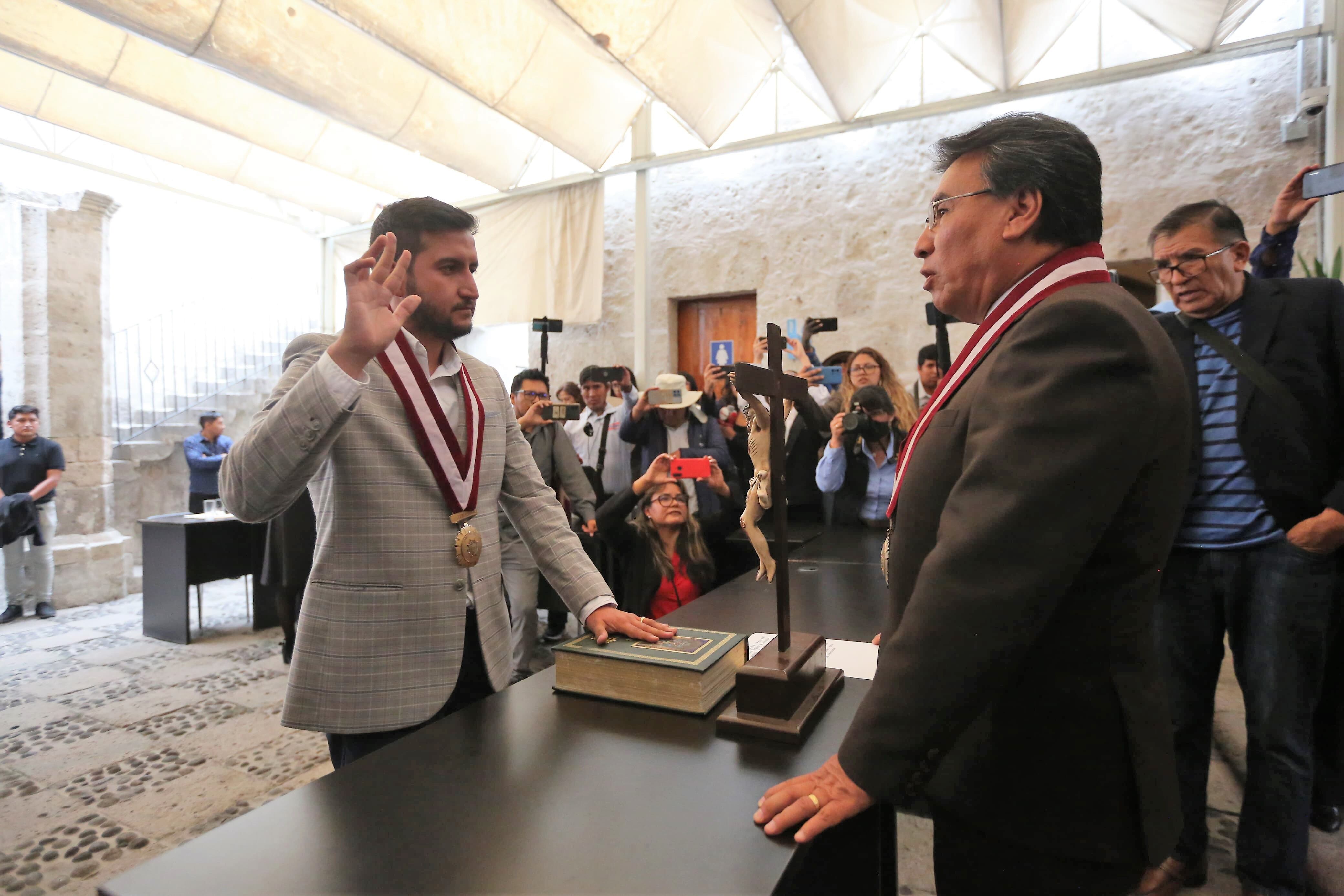 Fernando Cornejo juramentó al cargo de presidente del Consejo Regional de Arequipa. Foto: Leonardo Cuito.