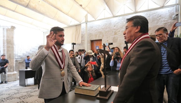 Fernando Cornejo juramentó al cargo de presidente del Consejo Regional de Arequipa. Foto: Leonardo Cuito.