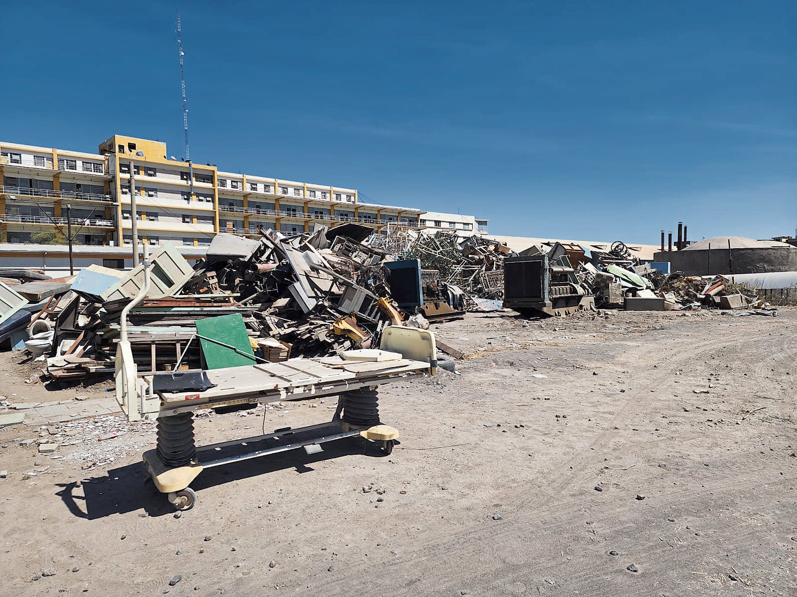La acumulación de chatarra tendrá que ser retirada pronto del hospital Honorio Delgado Espinoza. (Foto: Pedro Torres/@photo.gec)