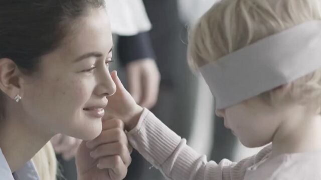 YouTube: Conmovedor anuncio que muestra cómo niños reconocen a sus madres con ojos vendados (VIDEO)