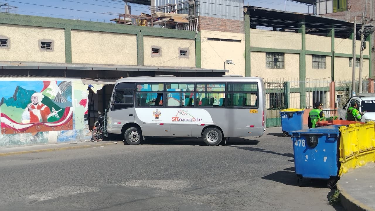 Bus destrozó pared de colegio Pio XII. Foto: Álvaro Figueroa/GEC.