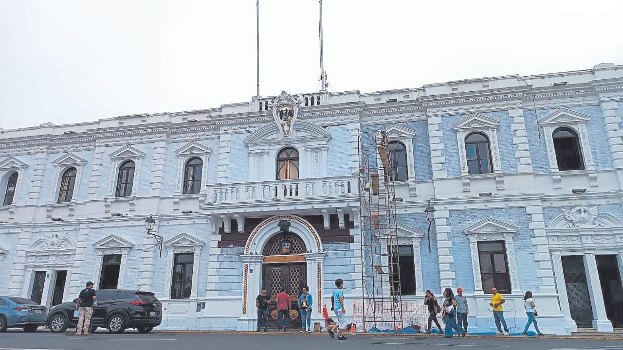 El titular de la Dirección de Cultura de La Libertad le advierte al alcalde Arturo Fernández que podría incurrir en delito si no usa los colores permitidos, pero él insiste en realizar cambios.