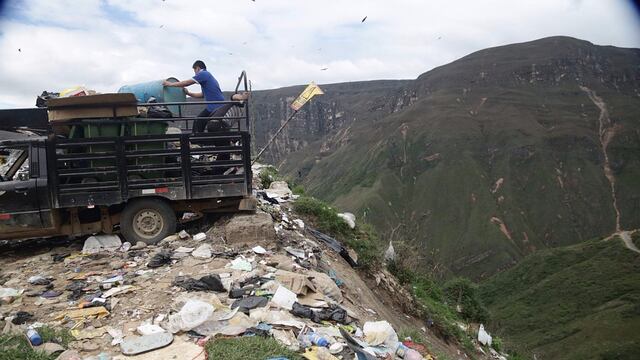 Indignante: quebrada en Chachapoyas se convierte en "catarata de basura"