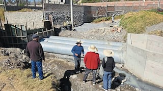 Arequipa: Tres mil vecinos de Socabaya cruzan por aguas servidas