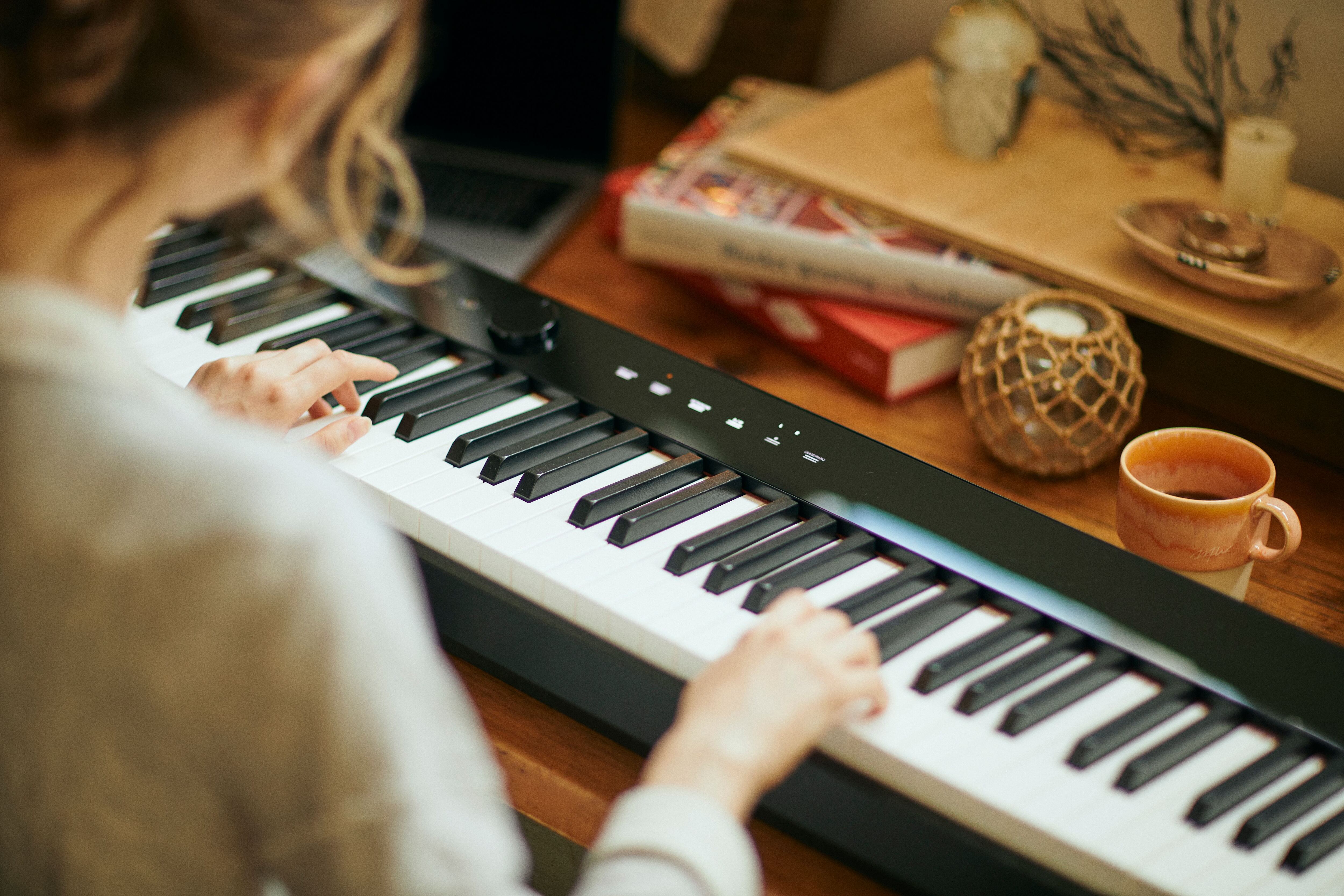 Expertos comparten consejos para todo aquel que está pensando o iniciará tomar clases de piano este verano.