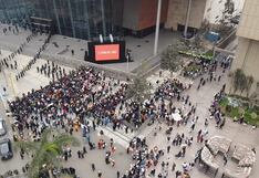 Con pantalla gigante, simpatizantes esperan en el Teatro Nacional para la misa de Alberto Fujimori