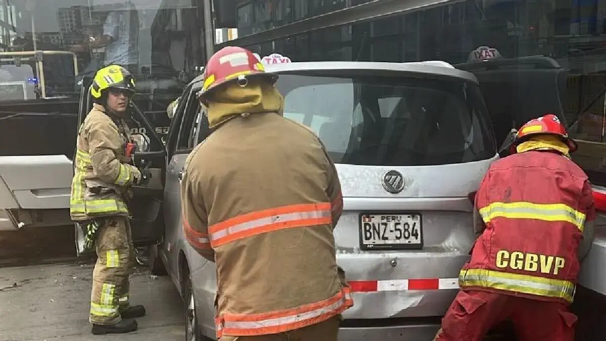 Un accidente de tránsito ocurrió esta mañana en la Estación Balta, en Barranco, luego de que un auto particular invadiera la vía exclusiva del Metropolitano y colisionara frontalmente con un bus. La estación fue cerrada temporalmente.