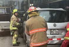 Auto invade vía exclusiva del Metropolitano y choca frontalmente con bus en Barranco