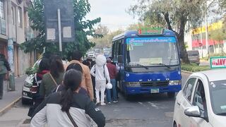 Algunos transportistas cobran S/1.50 mientras pasajeros rechazan la nueva tarifa de S/1.30