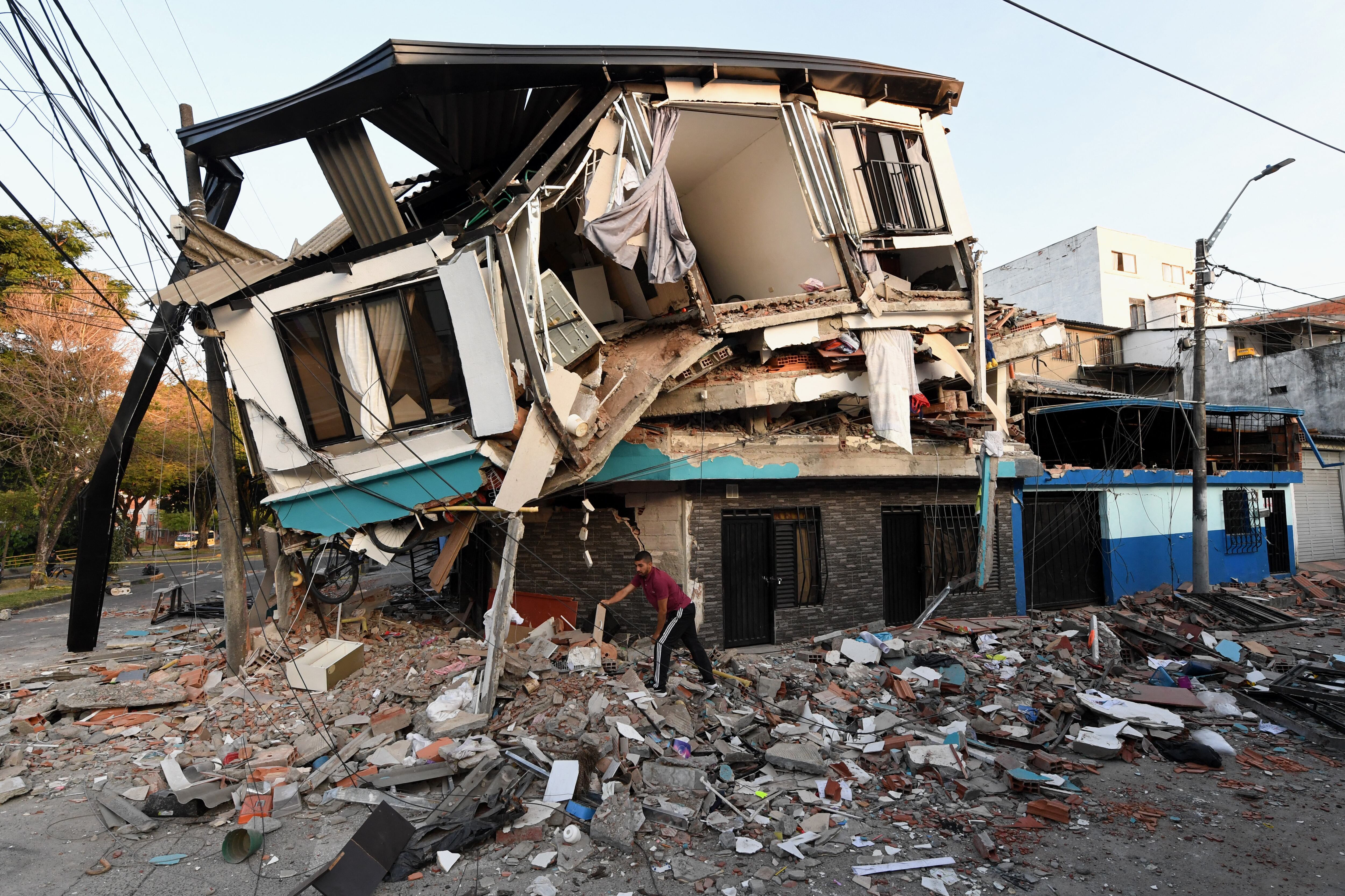 El balance se construye con reportes provisionales de autoridades regionales mientras se espera una actualización consolidada del Gobierno colombiano. El sismo tuvo su epicentro en Chocó. (Foto de Jaime SALDARRIAGA / AFP).