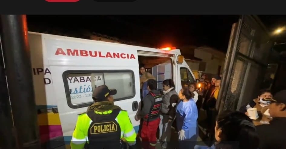 El vehículo cayó al precipio, al parecer, por el mal tiempo en la zona. Los dos hijos de la víctima resultaron heridos, al igual que sus familiares