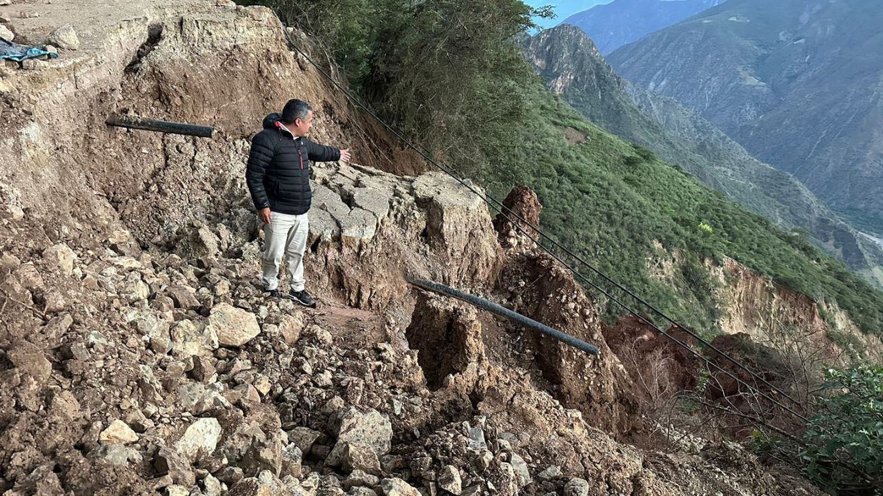 Por lluvias y fallas geológicas registradas en la zona. En las últimas horas también se han registrado deslizamientos.