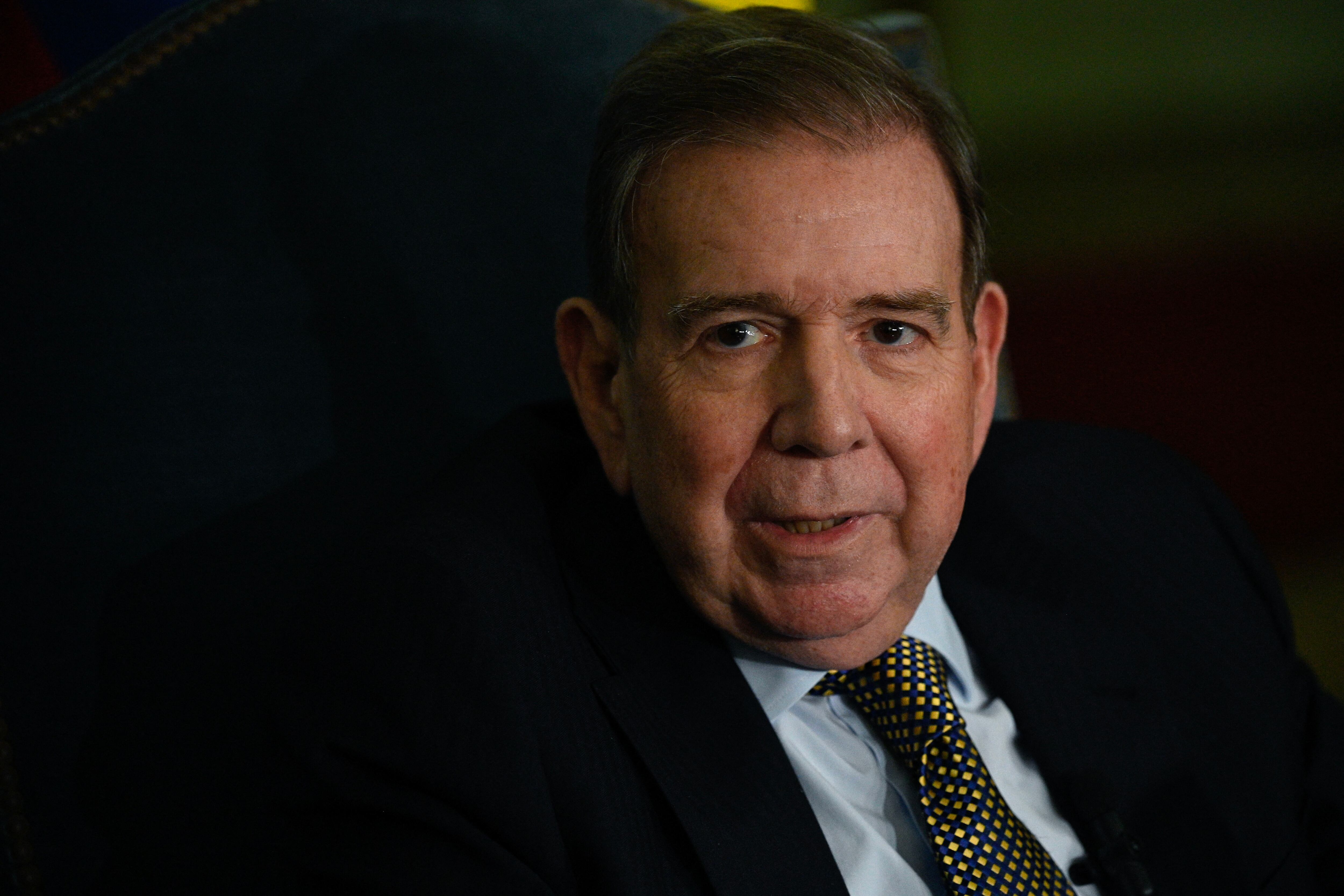 El líder de la oposición venezolana, Edmundo González Urrutia, habla durante una conferencia de prensa después de una reunión con el Ministro de Relaciones Exteriores de Argentina, Gerardo Werthein. (Foto de LUIS ROBAYO / AFP).