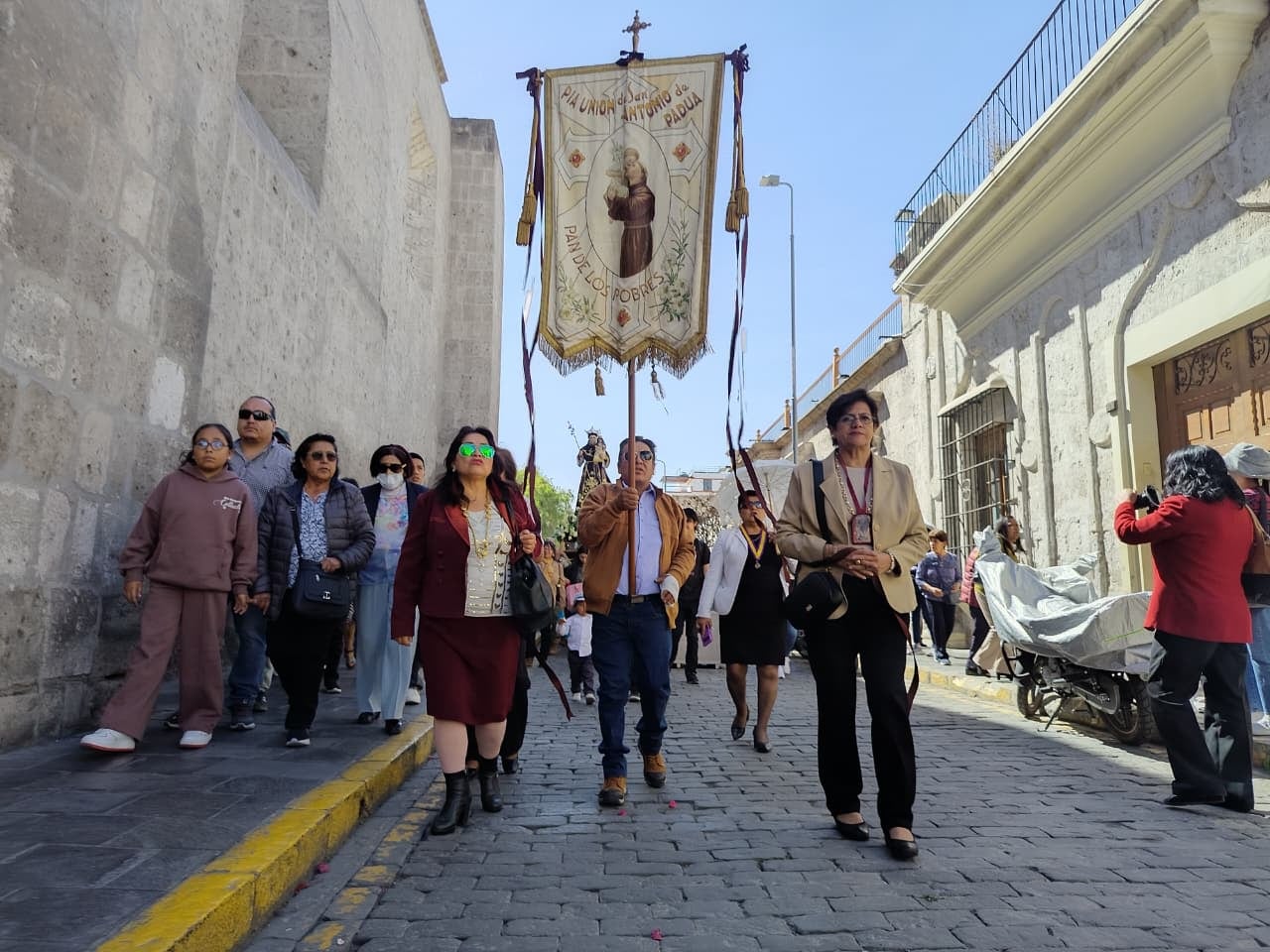 Procesión en el día de San Antonio de Padua en Arequipa. (Foto: Flor Barrios/@photo.gec)