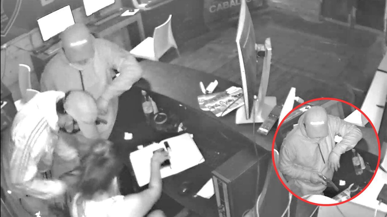 Atraco duró 60 segundos y delincuentes amenazaron con matar a la joven que atiende en el negocio. Hecho se registró a unos metros de la comisaría de la zona.