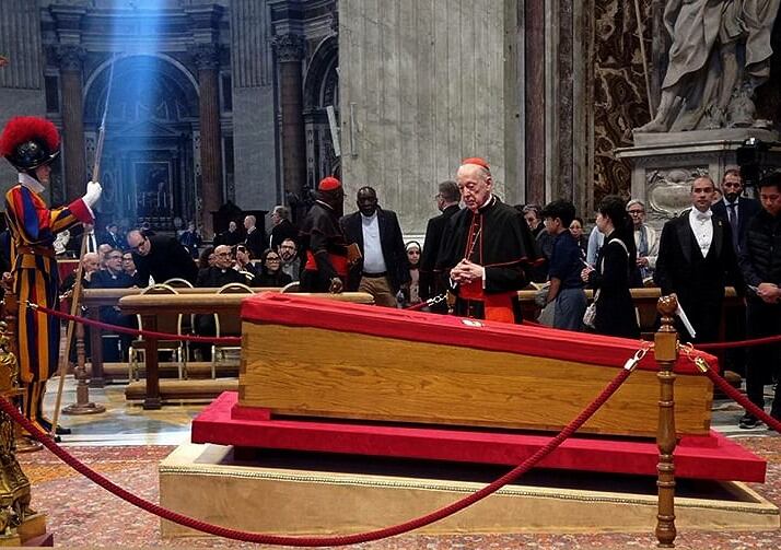 El cardenal peruano rezó frente al féretro del pontífice que lo sancionó por una denuncia de pederastia.