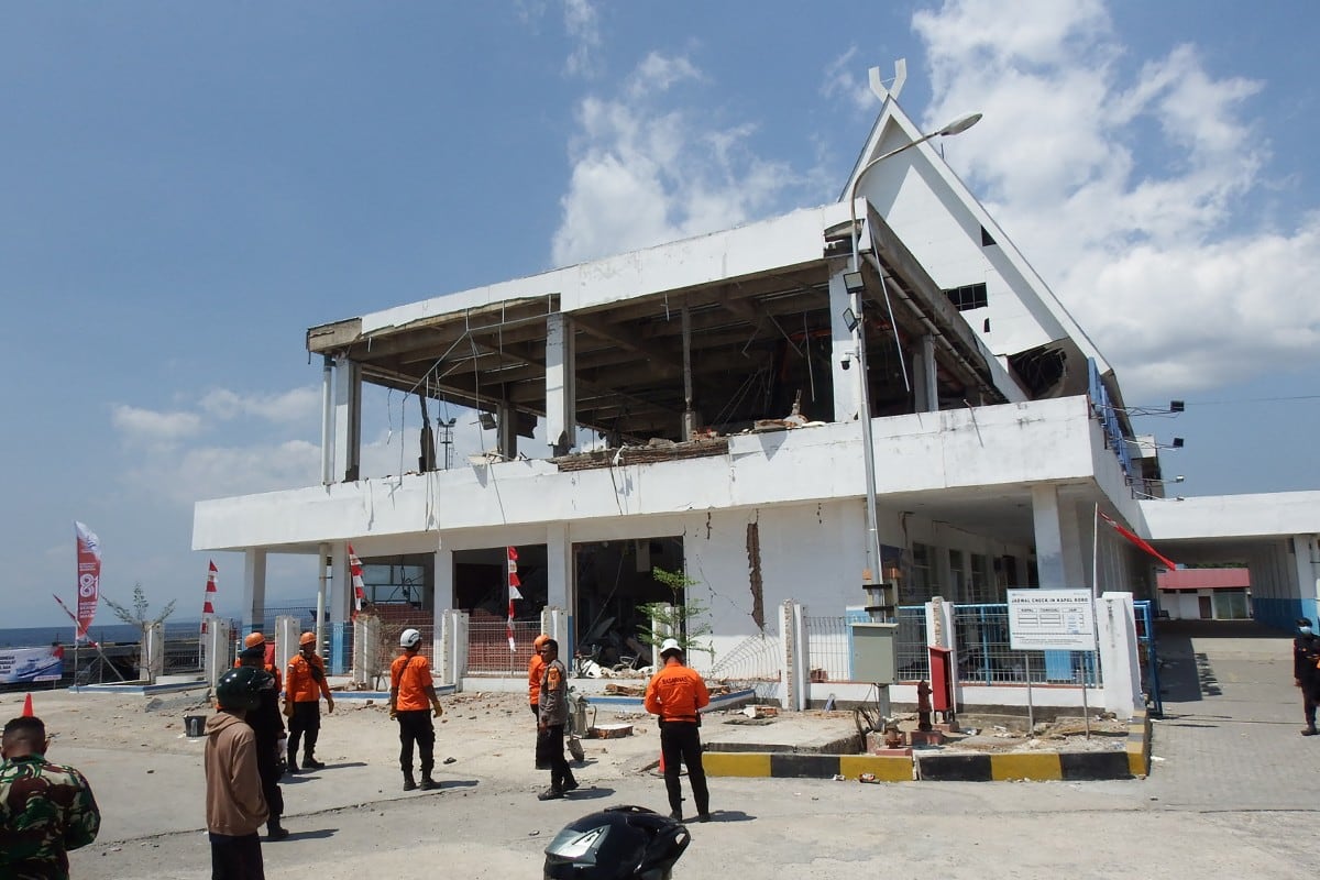 La Cancillería expresó sus condolencias por las víctimas del sismo en Ende y mantiene contacto con la representación diplomática para atender a los connacionales.(ARNOLD WELIANTO / AFP)