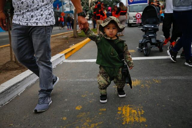 Regresa el Gran Desfile y Parada Militar por Fiestas Patrias. Cientos de peruanos acudieron a la ceremonia y se tomaron fotos con los uniformados. (Foto: HugoCurotto @phto.gec)
