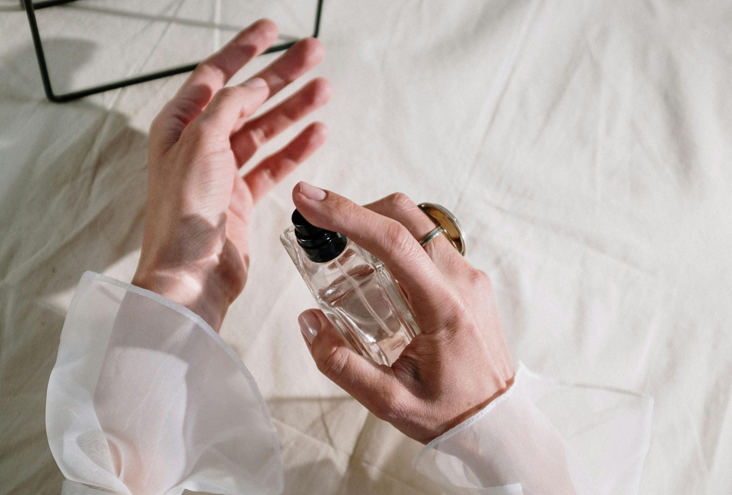 Las fragancias naturales mejoran el estado de ánimo, fortalecen la autoestima y contribuyen al bienestar integral. (Foto: cottonbro studio / Pexels)