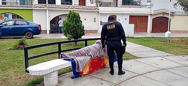 Serenos acudieron a las urbanizaciones Vista Bella y La intendencia, para desalojar a varios individuos que dormían en las bancas y en el gras.